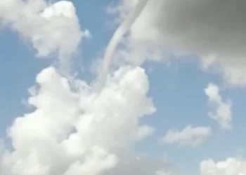 Sivas’ta farklı tabiat olayı: Görenler hayrete düştü… Buluttan buluta uzanan hortum