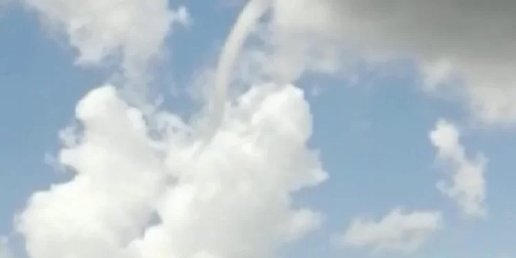 Sivas’ta farklı tabiat olayı: Görenler hayrete düştü… Buluttan buluta uzanan hortum