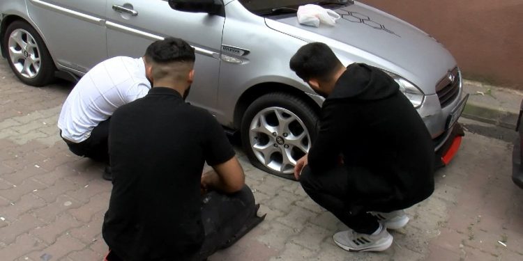 Sultangazi’de Park Halindeki 30 Arabanın Lastiklerini Patlattılar