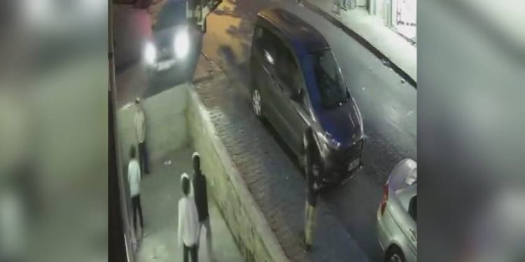 Sultangazi’de şoför, oyun oynayan çocukların ortasına daldı