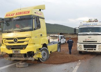 TAG Otoyolu’nda müthiş kaza: 3 tır, 2 minibüs ve 1 motosiklet birbirine girdi