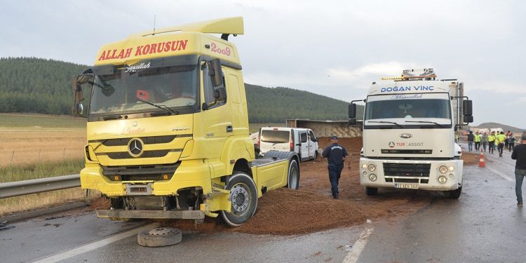 TAG Otoyolu’nda müthiş kaza: 3 tır, 2 minibüs ve 1 motosiklet birbirine girdi