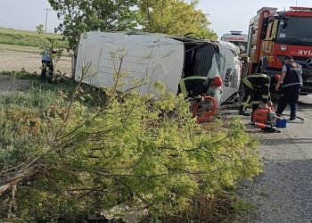 Tarım personellerini taşıyan minibüs devrildi: Çok sayıda yaralı var
