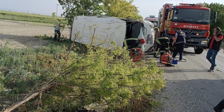 Tarım personellerini taşıyan minibüs devrildi: Çok sayıda yaralı var