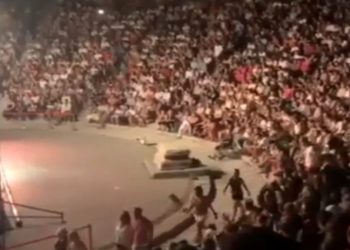 Ünlü sanatçı hayranlarını kızdırdı! Konseri terk ettiler…