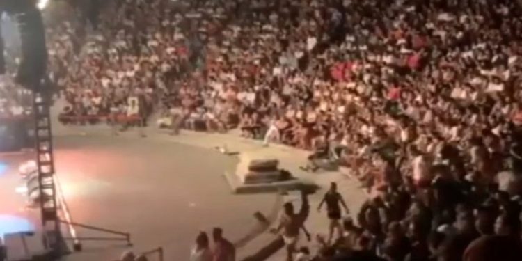 Ünlü sanatçı hayranlarını kızdırdı! Konseri terk ettiler…