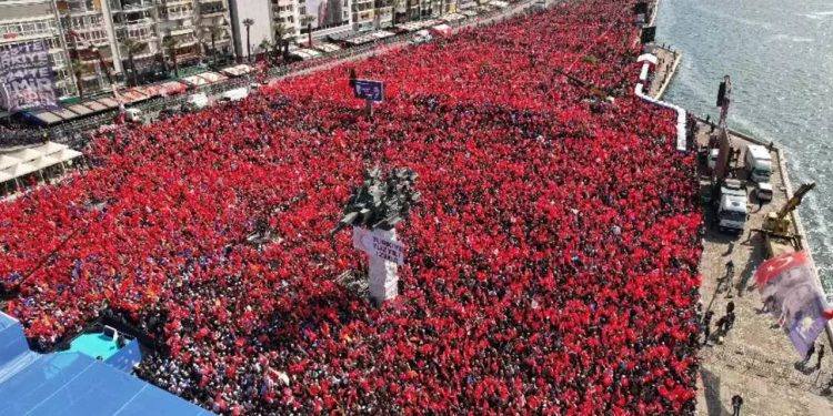 Yandaş Yenişafak Yayın Yasağını Delip Seçmene Hakaret Etti
