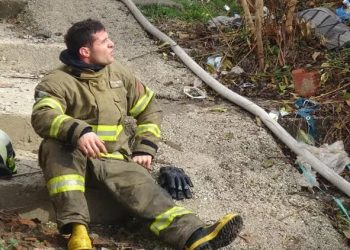 Yangına müdahale eden itfaiye eri dumandan etkilendi