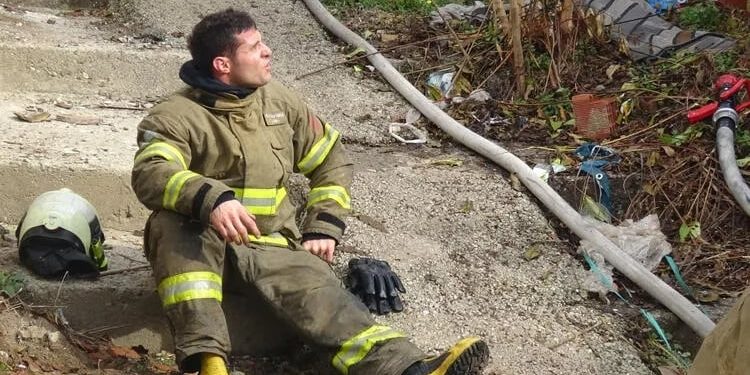 Yangına müdahale eden itfaiye eri dumandan etkilendi