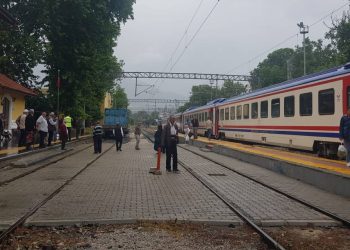 Yüksek tansiyon çizgisi ziyan gördü, trenle oy kullanmaya gidenler yolda kaldı
