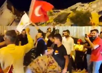 Zelzele bölgesinde dikkat çeken seçim kutlaması! Yıkılan binaların enkazı ortasında halay çektiler