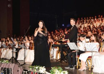 500 öğrenciyle tıpkı sahnede