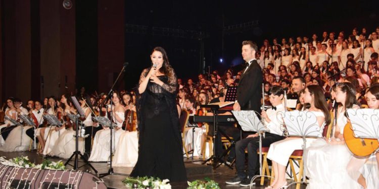 500 öğrenciyle tıpkı sahnede