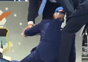 ABD Lideri Biden, sahnede düştü! Yardımına müdafaaları koştu