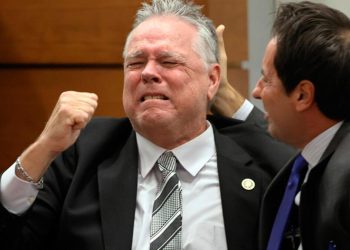 ABD’de 17 kişinin öldürüldüğü okulda saldırgana müdahale etmeyen polis beraat etti