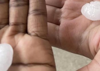 ABD’de dolu yağışı sokakları beyaza bürüdü