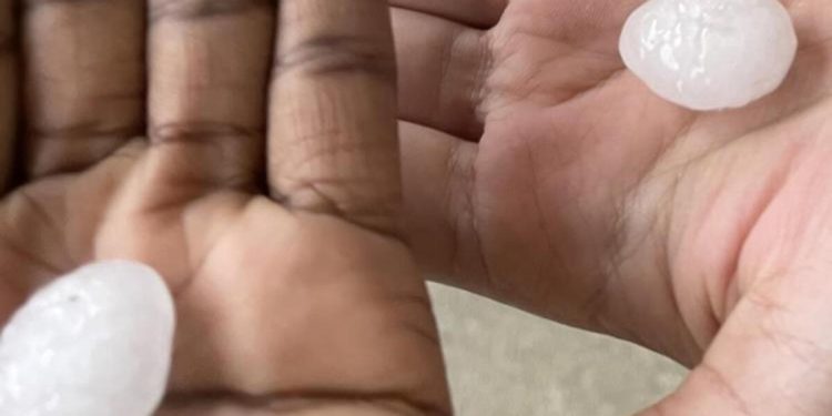 ABD’de dolu yağışı sokakları beyaza bürüdü