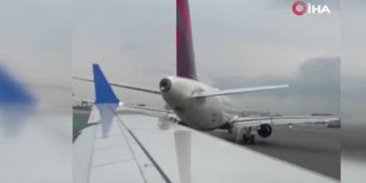 ABD’de yolcu uçağı, öbür uçağın sol kanadına çarptı