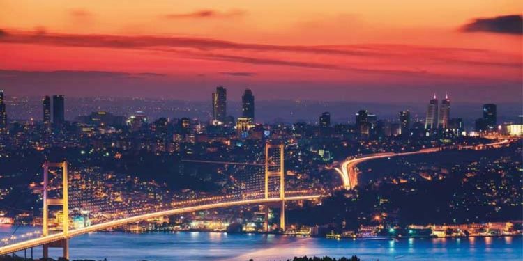 ABD’den, Peru’dan Kolombiya’dan turistler İstanbul’da Türk gecelerinde… Euro Boğazı