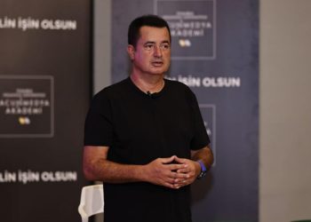 Acun Ilıcalı ile mezuniyet sevinci