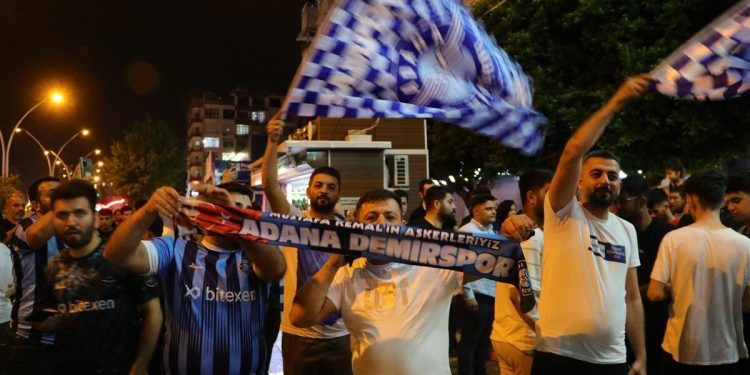 Adana Demirspor taraftarları, Avrupa’ya gidişi coşkuyla kutladı