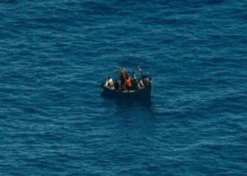 Akdeniz’de içinde 25 kişi bulunan bir tekne, tehlike sinyali verdi