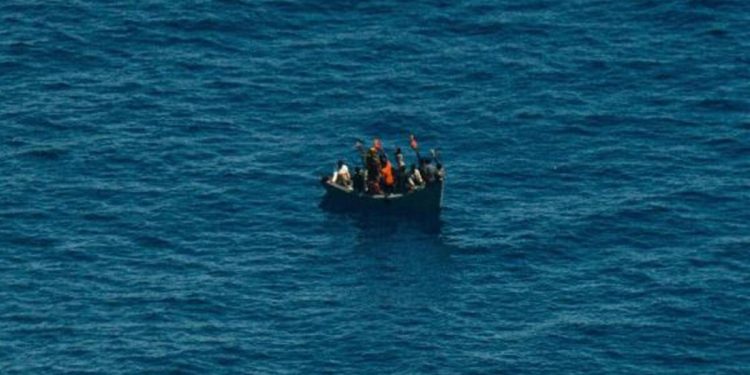 Akdeniz’de içinde 25 kişi bulunan bir tekne, tehlike sinyali verdi