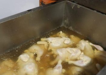 Akılalmaz Olay! Bozuk Etleri Çamaşır Suyuna Batırıp Yedirmişler!