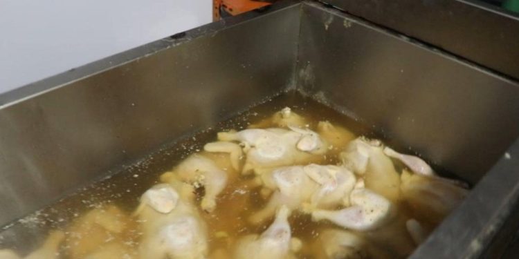 Akılalmaz Olay! Bozuk Etleri Çamaşır Suyuna Batırıp Yedirmişler!