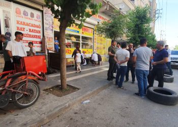 Akılalmaz olay! Oyun oynayan çocukları darp ettiler, Kendilerini uyaranları bacaklarından vurdular