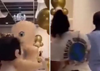 Aktiflikte animatör olarak getirilen iki şişme bebek birbirine girdi