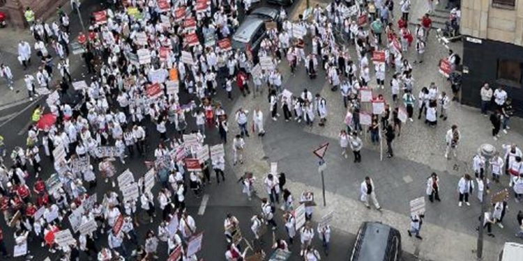 Almanya Sıhhat Bakanı’ndan enteresan grev paylaşımı