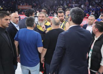 Anadolu Efes-Fenerbahçe Beko maçı sonrası gerginlik! Yöneticiden hakeme reaksiyon…