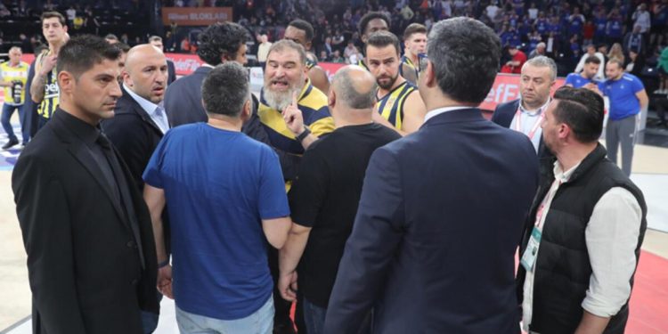 Anadolu Efes-Fenerbahçe Beko maçı sonrası gerginlik! Yöneticiden hakeme reaksiyon…