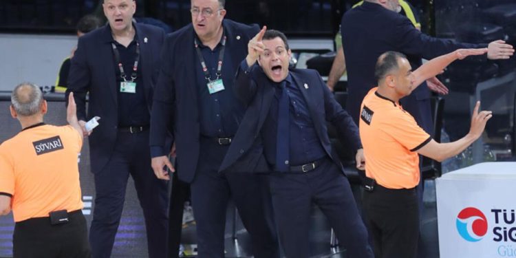 Anadolu Efes – Fenerbahçe Beko maçının hakemleri için TBF’den ‘dinlendirme’ kararı