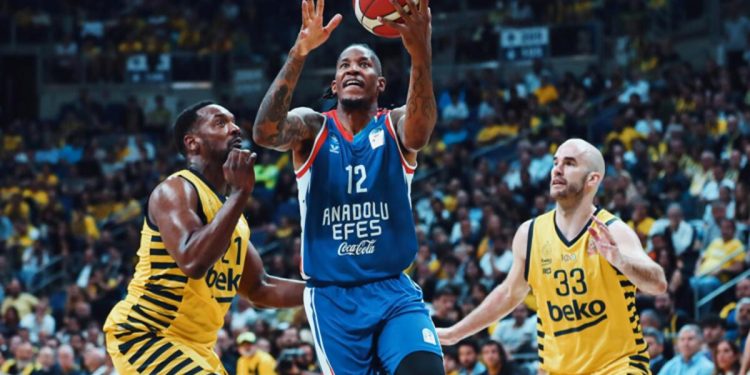 Anadolu Efes, Fenerbahçe Beko’yu son saniye basketiyle yendi