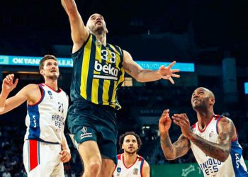 Anadolu Efes, Fenerbahçe Beko’yu yenip seride öne geçti