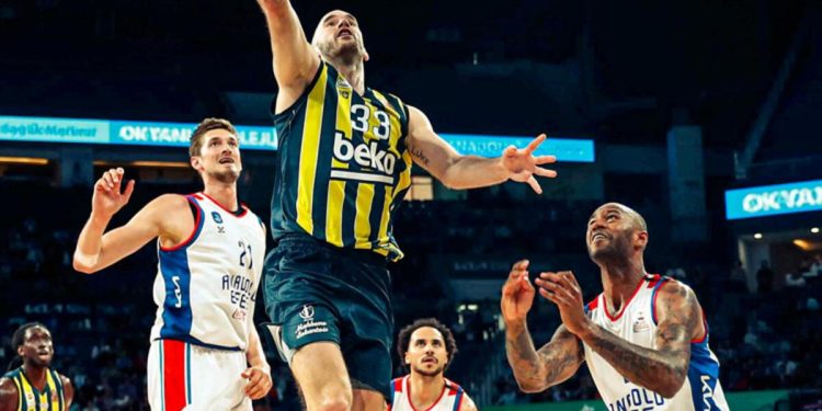 Anadolu Efes, Fenerbahçe Beko’yu yenip seride öne geçti