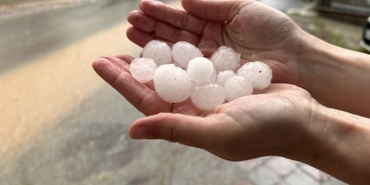 Ankara’da Ceviz Büyüklüğünde Dolu Yağdı
