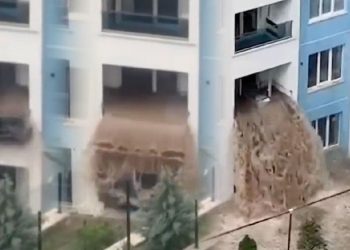 Ankara’dan Şok Eden İmgeler… Sel Suları Balkondan Çıktı, Camları Patlattı!