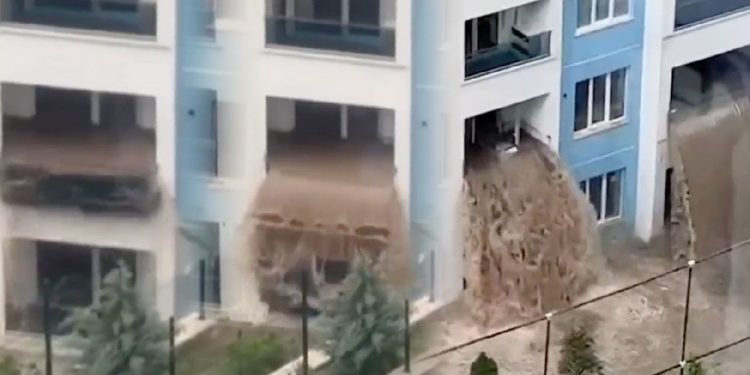 Ankara’dan Şok Eden İmgeler… Sel Suları Balkondan Çıktı, Camları Patlattı!