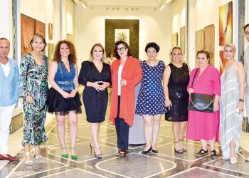 Anne ve oğullarının yapıtları birebir stantta