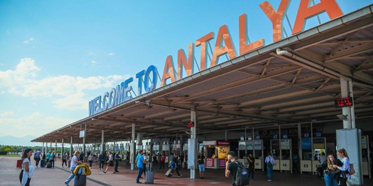 Antalya’ya hava yoluyla gelen turist sayısı 4 milyonu geçti