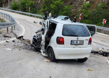 Arabalar baş başa çarpıştı: Biri çocuk 3 meyyit, 4 yaralı