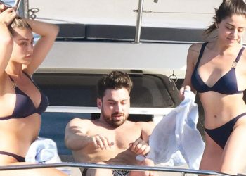 Aşıklar tekne tatilinde