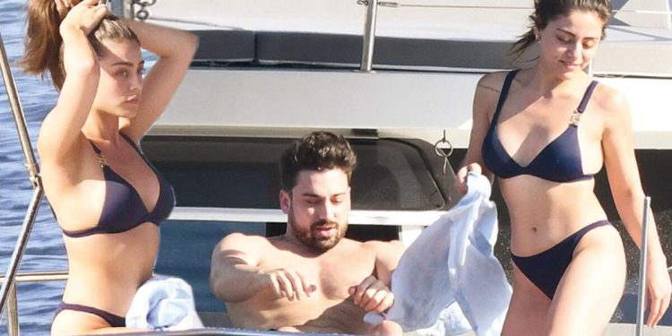 Aşıklar tekne tatilinde