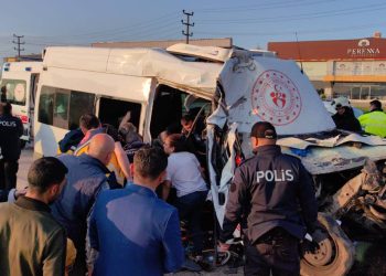 Atletleri taşıyan minibüs kamyona çarptı: Meyyit ve yaralılar var