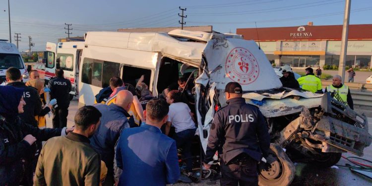 Atletleri taşıyan minibüs kamyona çarptı: Meyyit ve yaralılar var