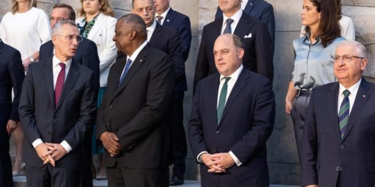 Bakan Güler, NATO’da aile fotoğrafı çekimine katıldı