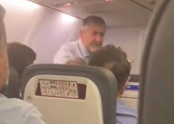 Bakan Nebati ile uçakta bekleyen yolcular ortasındaki tartışmaya ilişkin yeni manzaralar çıktı: Her vakit uçağa en son bakan biner